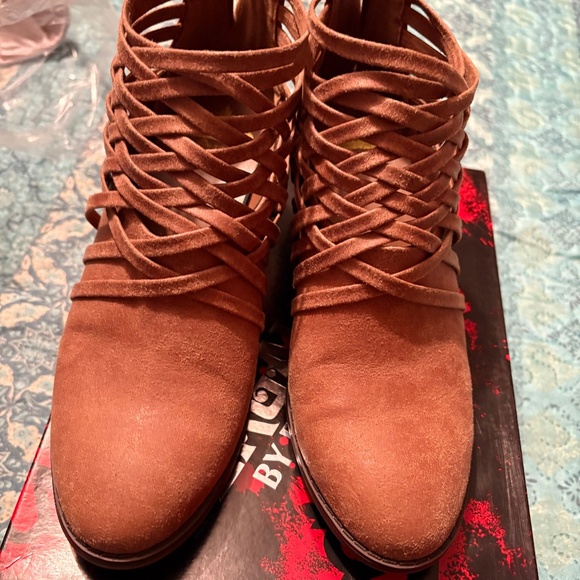 Short brown Fergalicious boots. - Picture 1 of 4